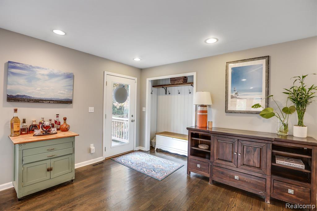 3895 Lakeview Boulevard