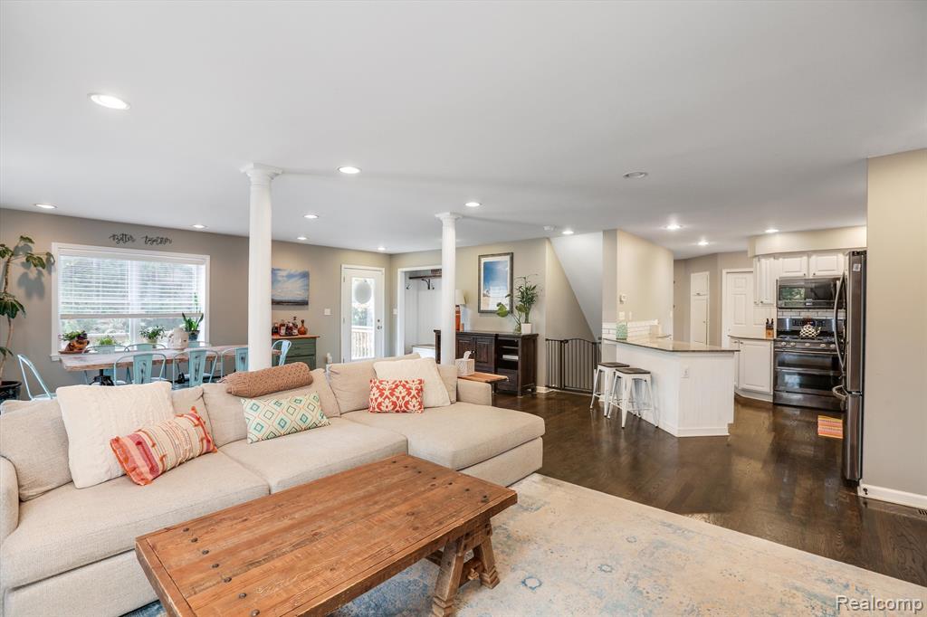 3895 Lakeview Boulevard