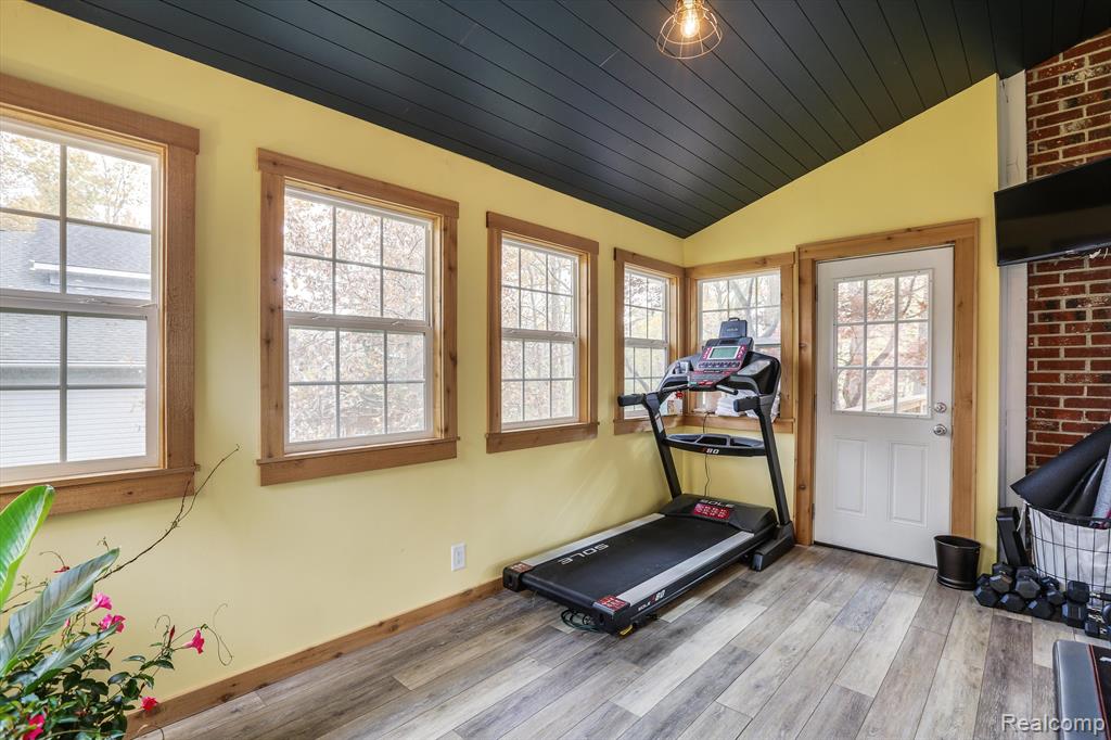 3895 Lakeview Boulevard