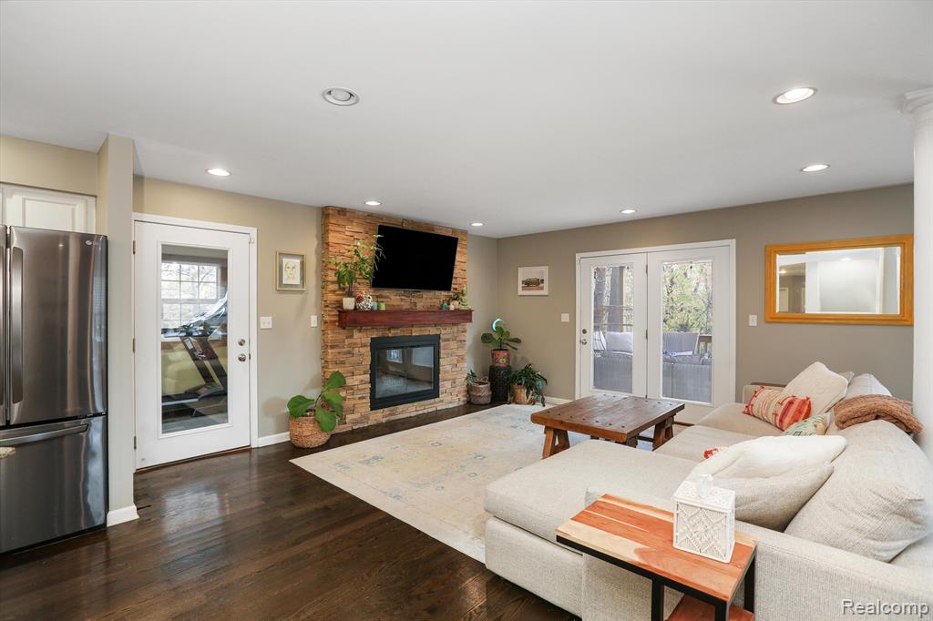 3895 Lakeview Boulevard