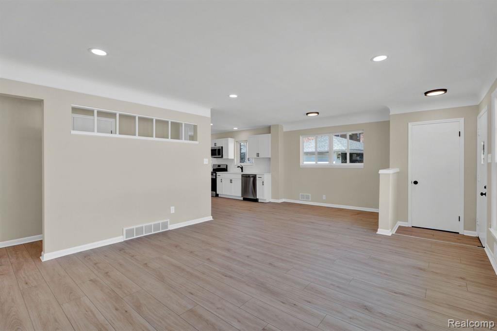 829 W Baker Avenue