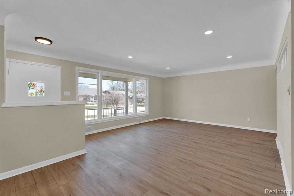 829 W Baker Avenue