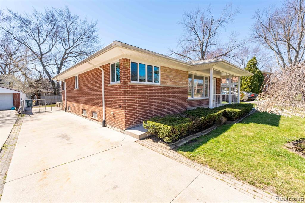 829 W Baker Avenue