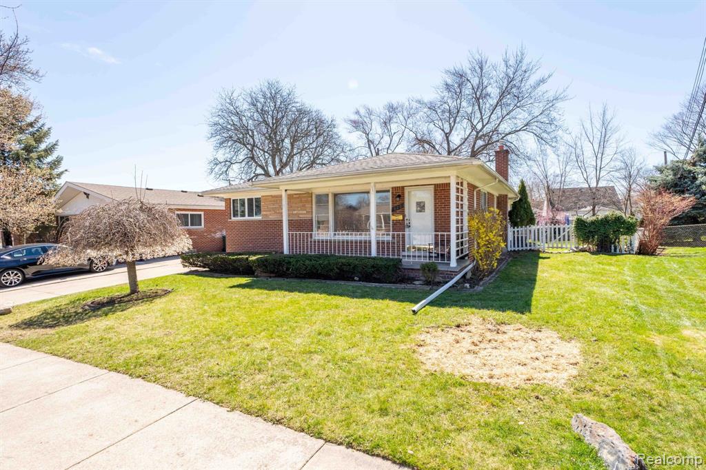 829 W Baker Avenue