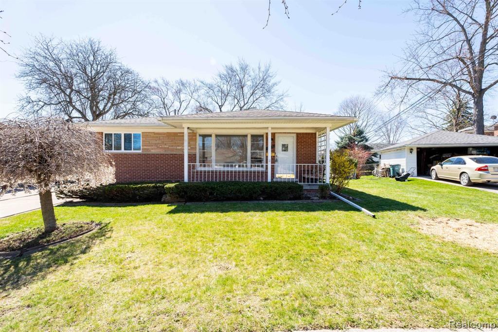 829 W Baker Avenue