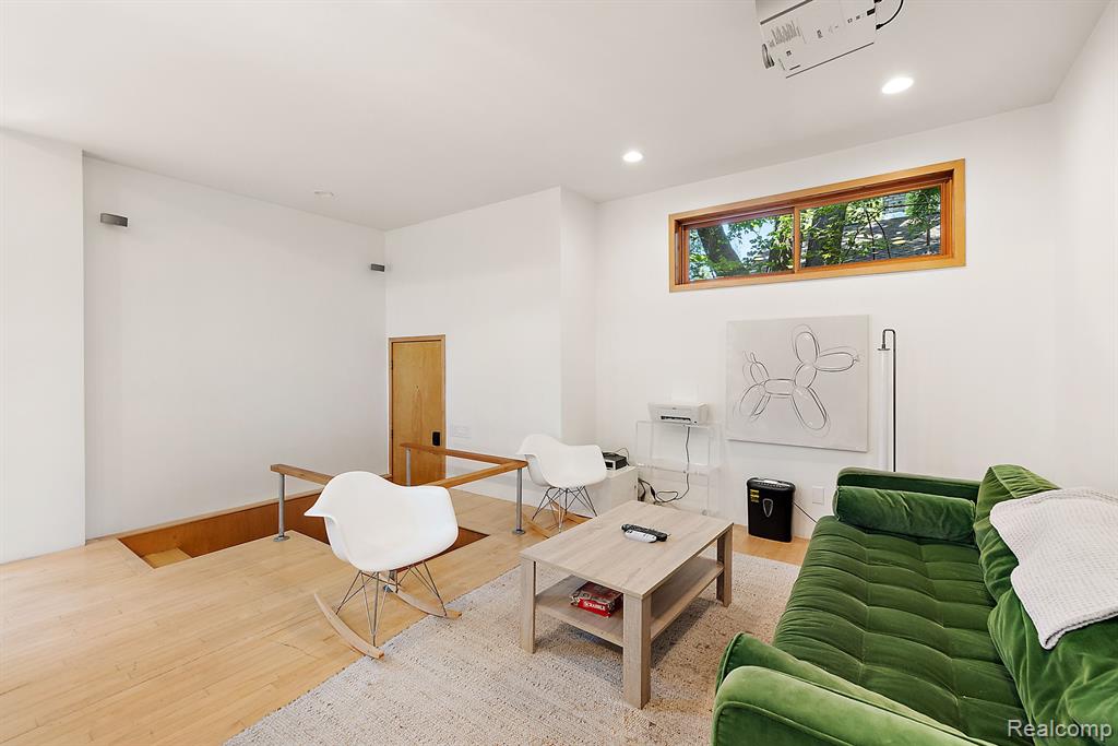 520 S Alexander Avenue