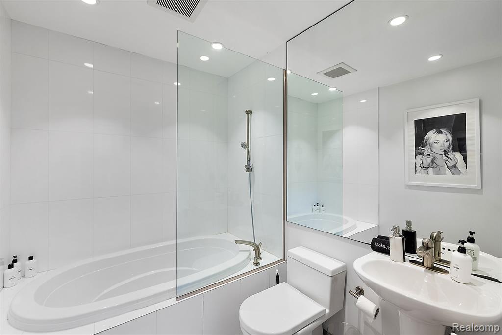 520 S Alexander Avenue