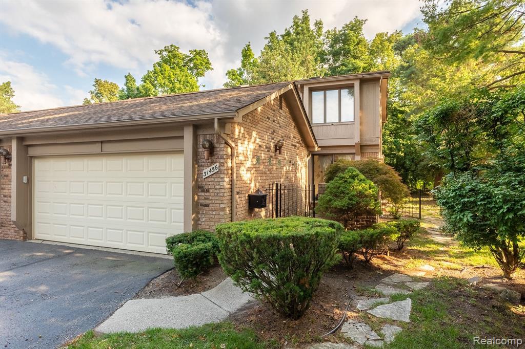 31456 Hunters Circle Drive