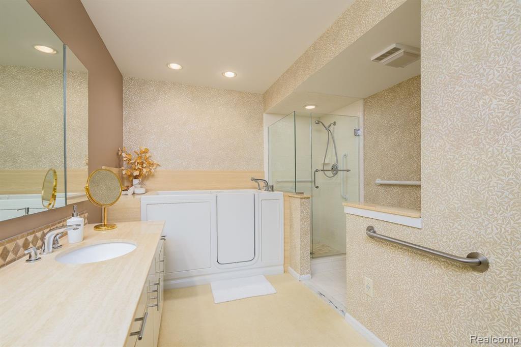 2462 Hickory Glen Drive