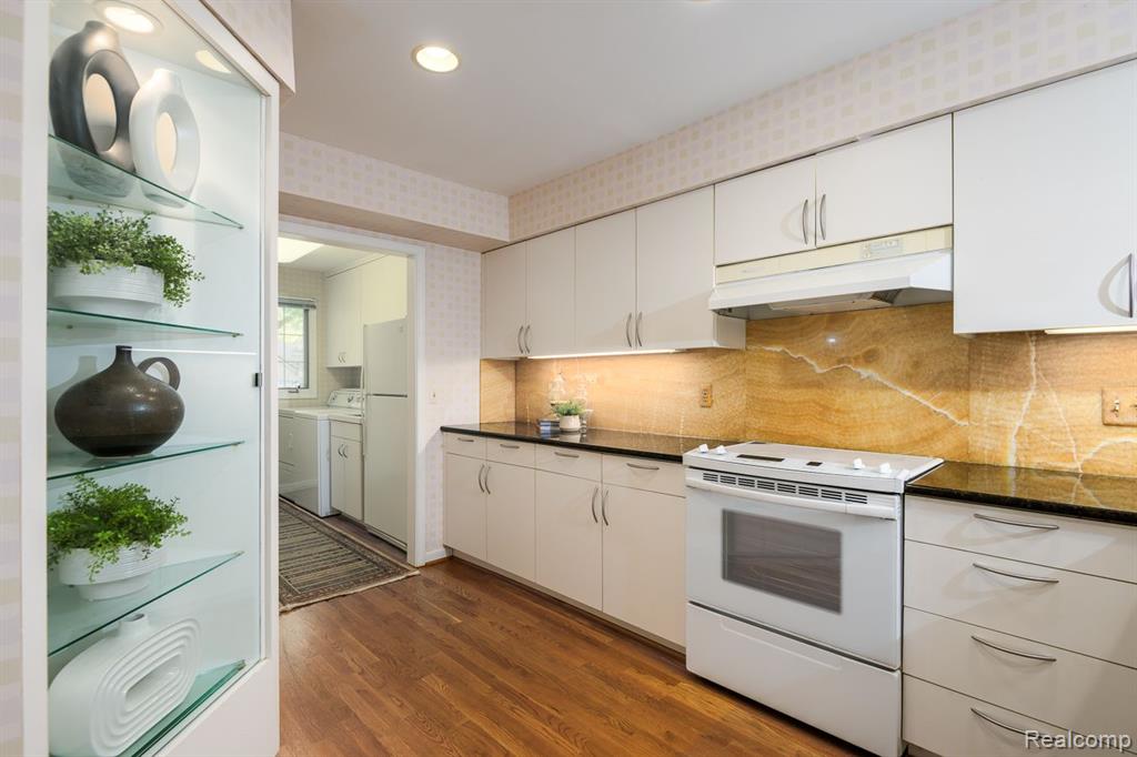 2462 Hickory Glen Drive