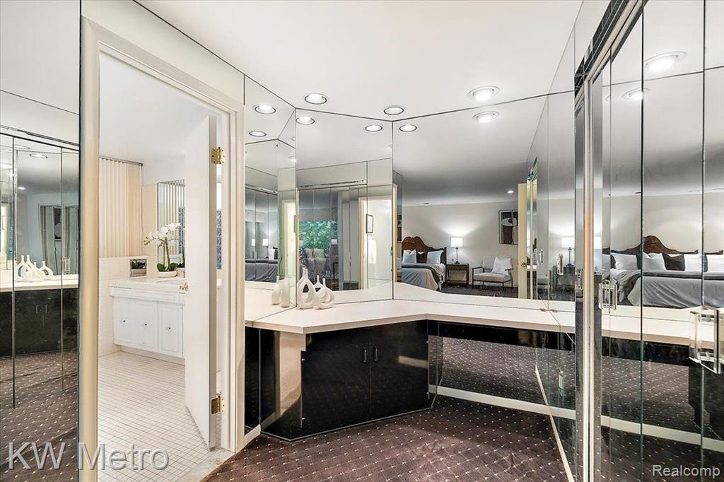 4751 S Valleyview Road