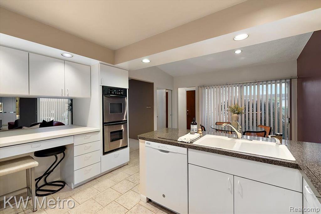 4751 S Valleyview Road