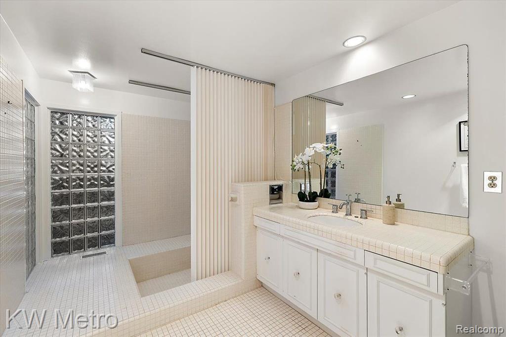 4751 S Valleyview Road