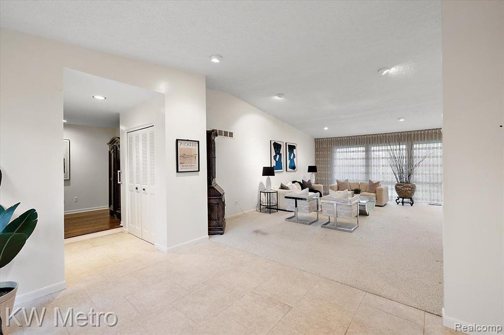 4751 S Valleyview Road