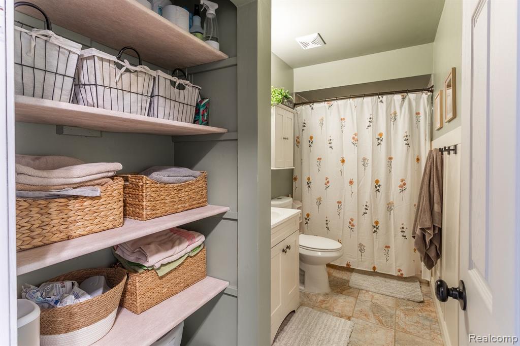 1913 Lakesview Drive