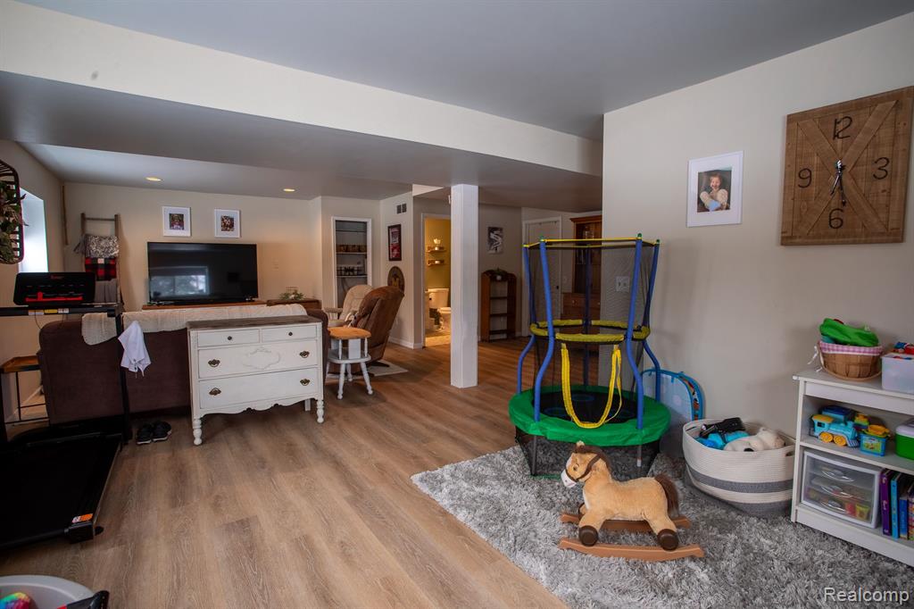 1913 Lakesview Drive