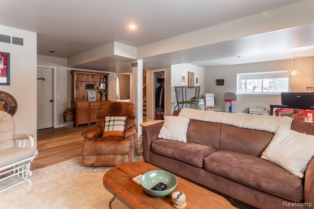 1913 Lakesview Drive