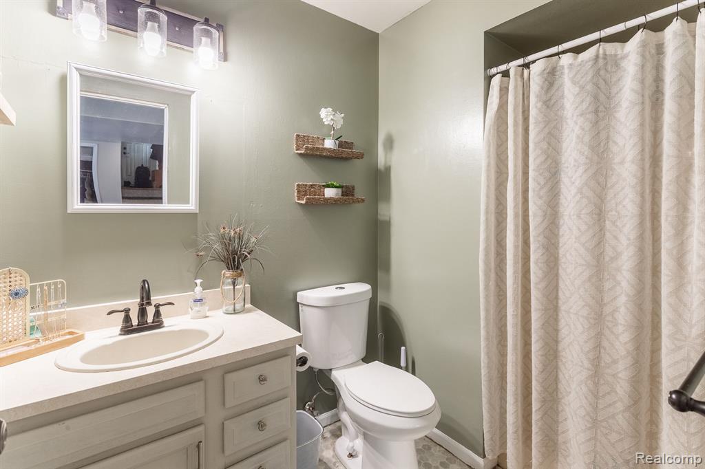 1913 Lakesview Drive