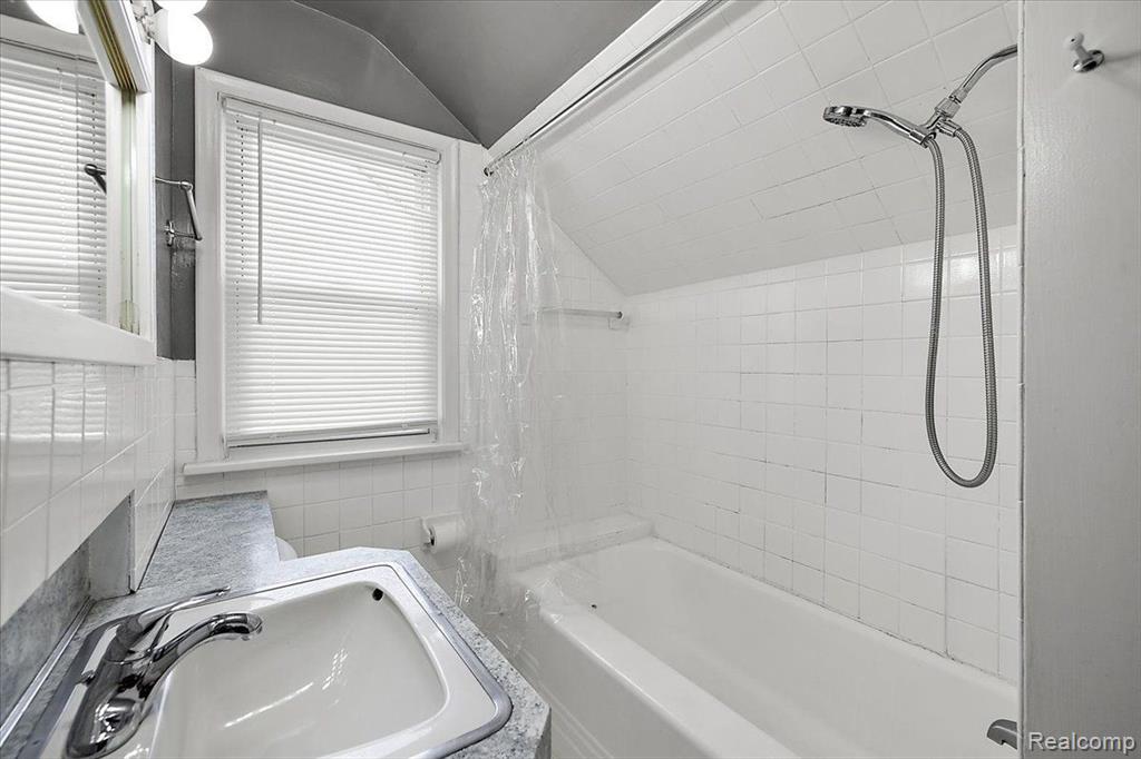 60 W Elmwood Avenue