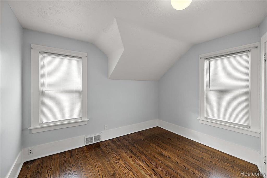 60 W Elmwood Avenue
