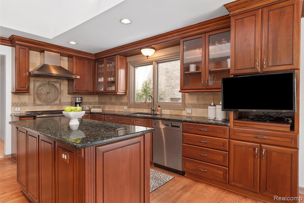 5035 Oakbrooke Drive