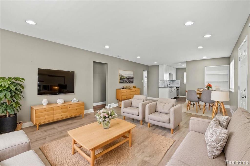 923 W Stephen Avenue