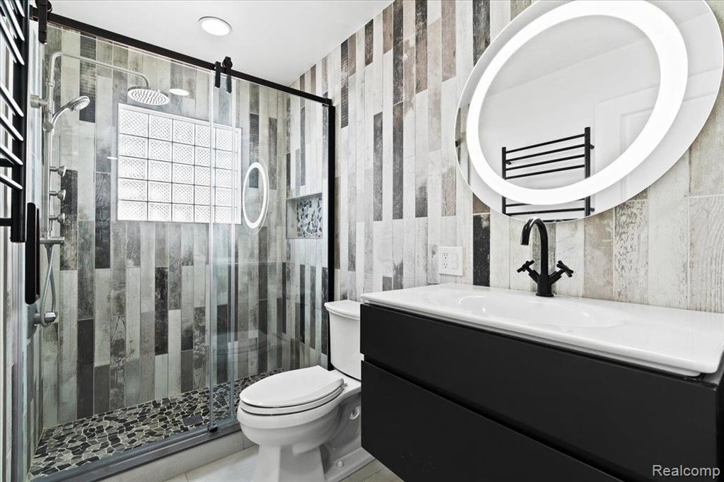 923 W Stephen Avenue