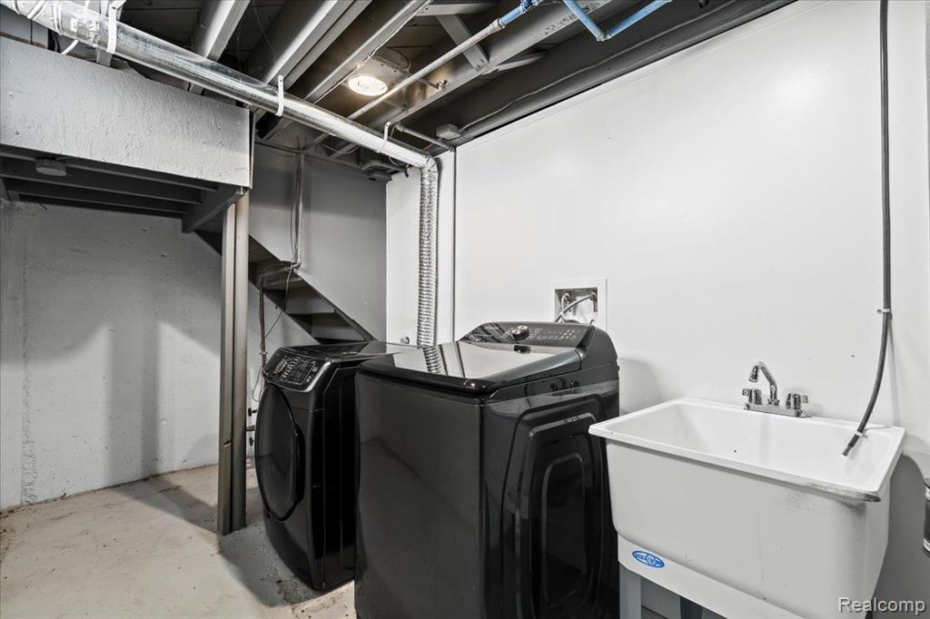 923 W Stephen Avenue