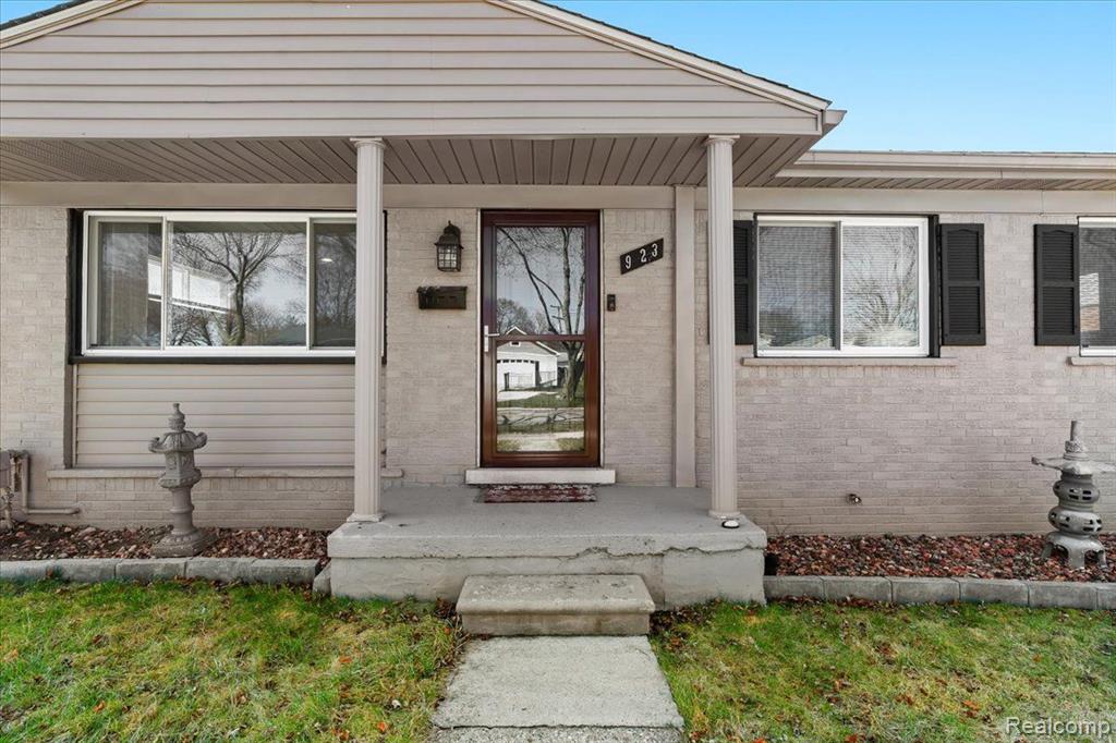 923 W Stephen Avenue