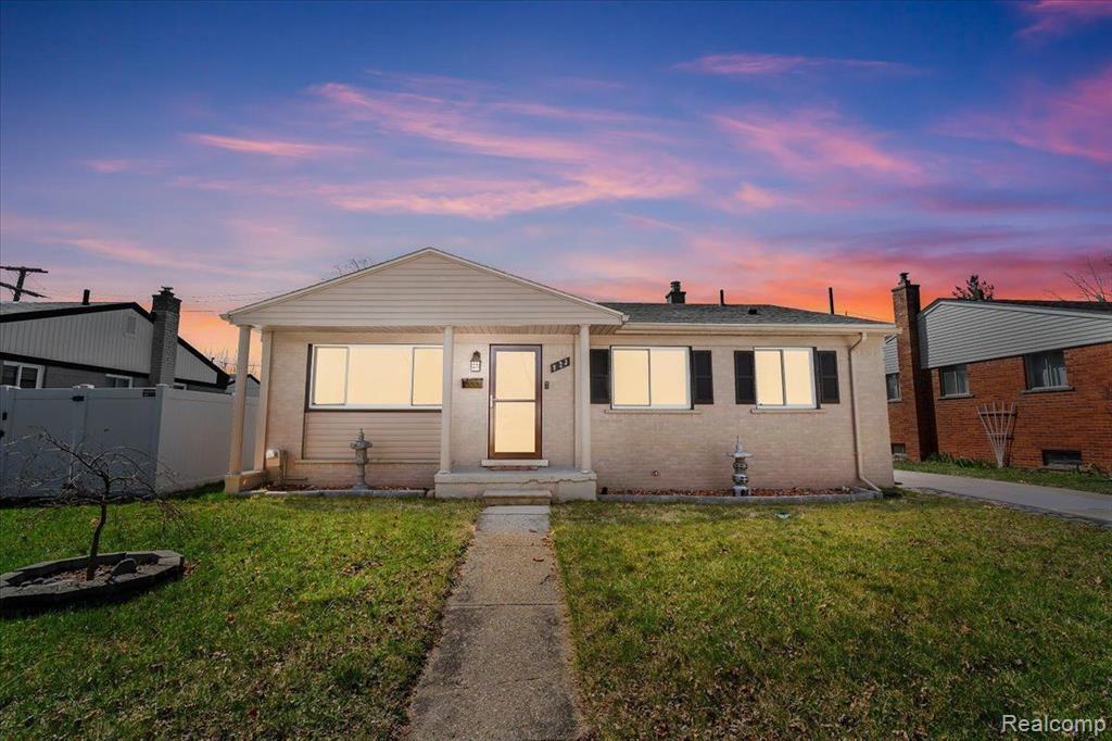 923 W Stephen Avenue