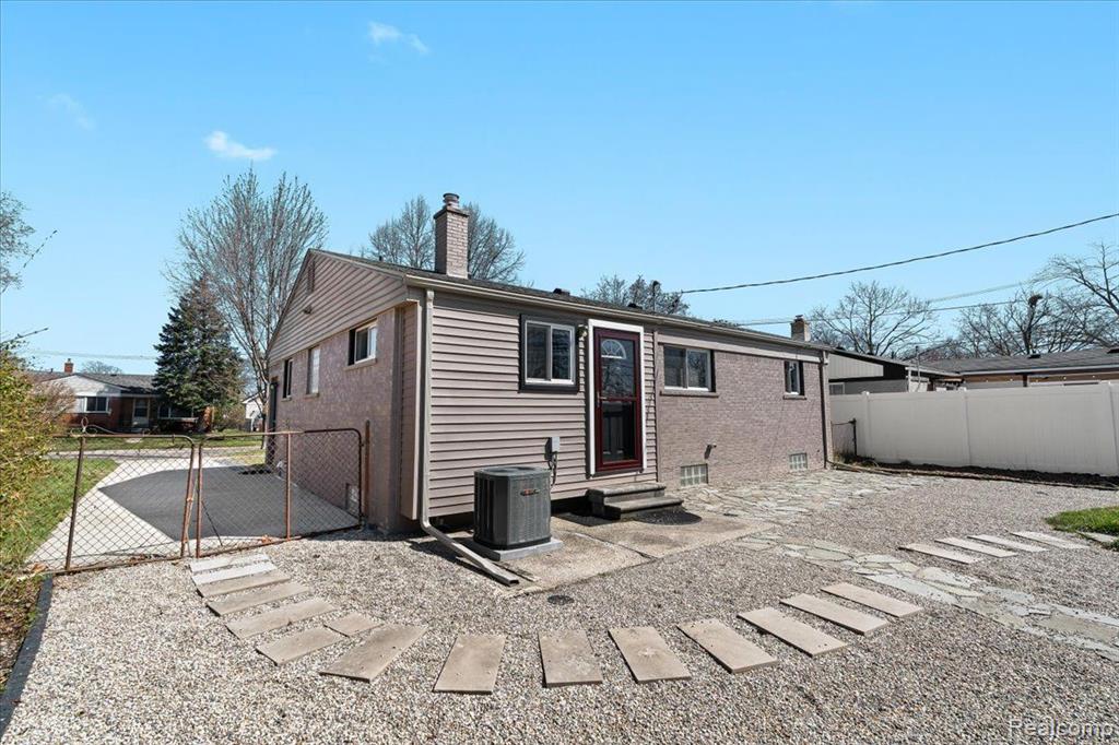 923 W Stephen Avenue