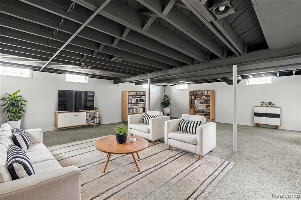 923 W Stephen Avenue