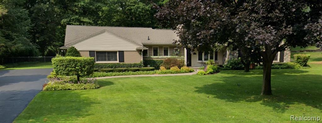 6880 Oakhills Drive