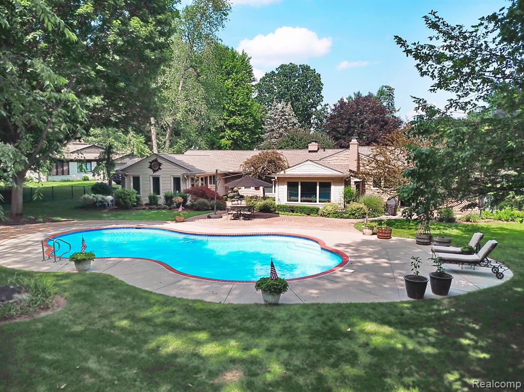 6880 Oakhills Drive