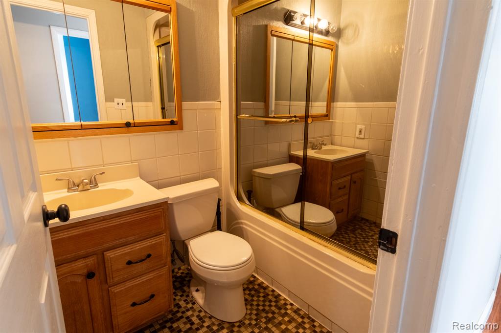 21806 Trombly Street