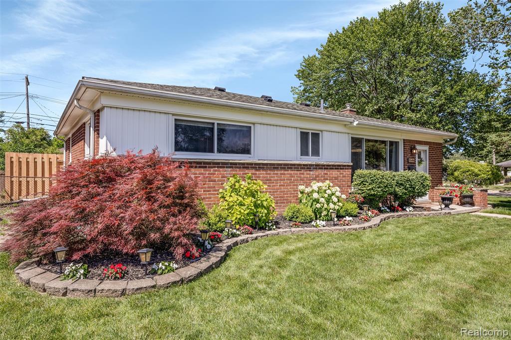 35416 W Chicago Street