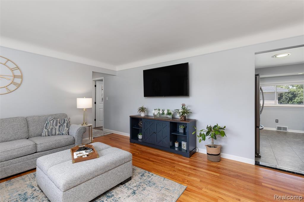 35416 W Chicago Street