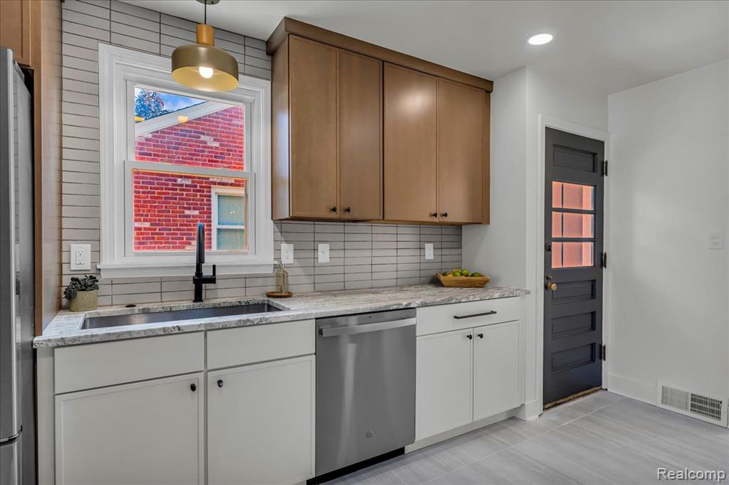 2406 Benjamin Avenue