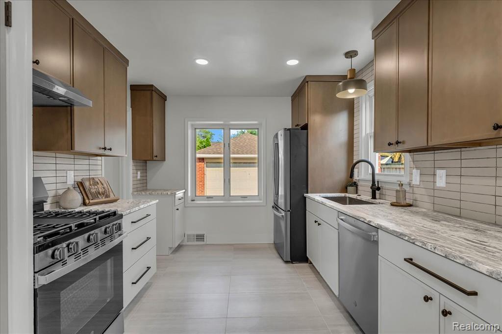 2406 Benjamin Avenue