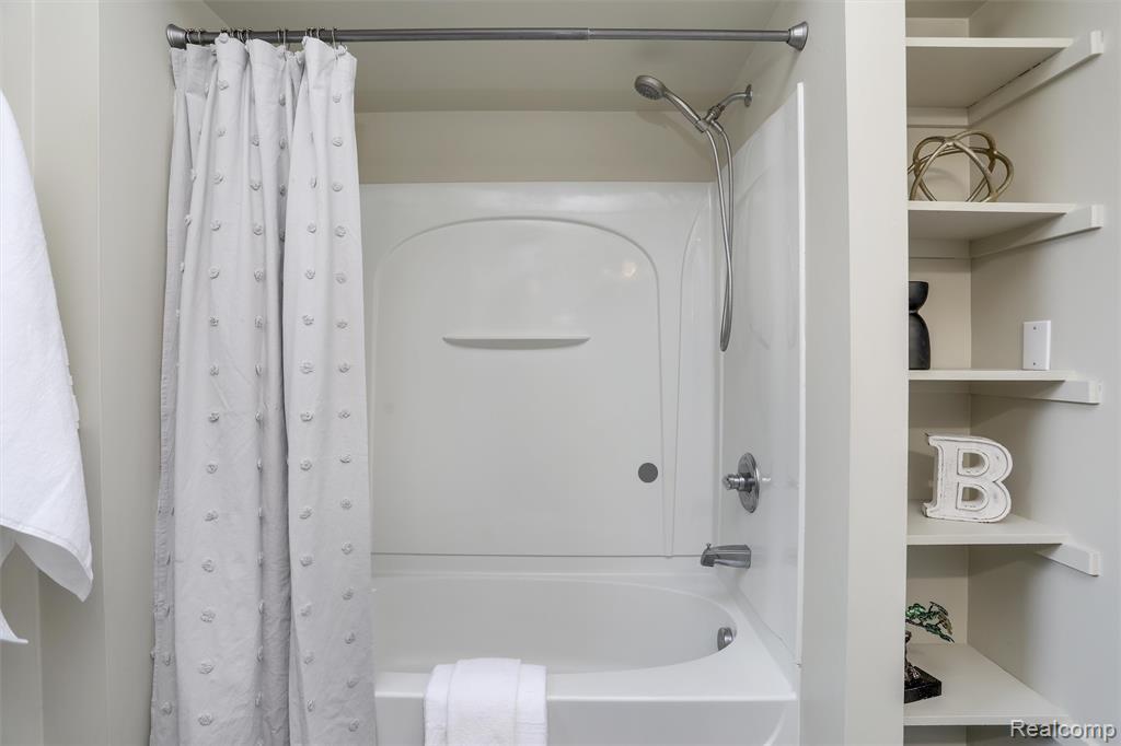 1627 W Hazelhurst Street