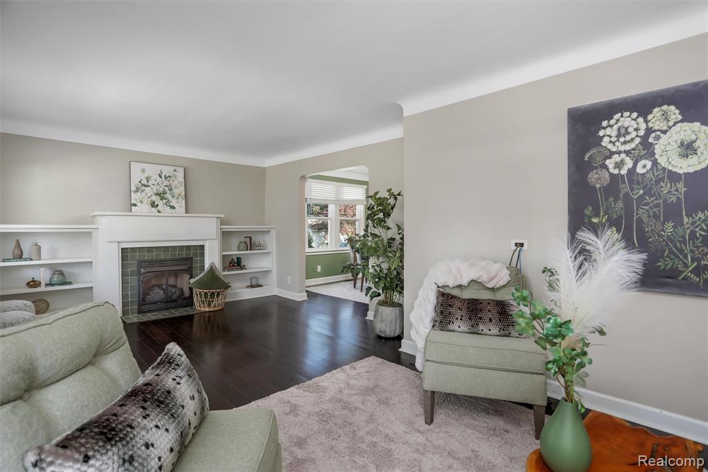 1627 W Hazelhurst Street