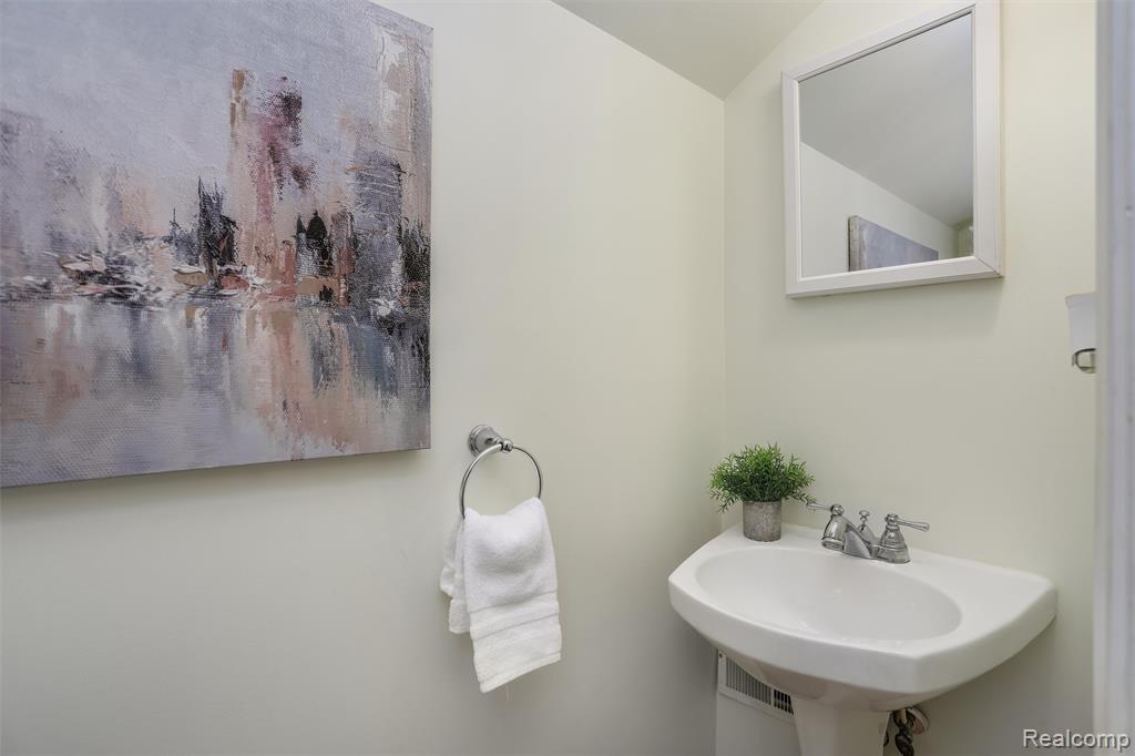 1627 W Hazelhurst Street