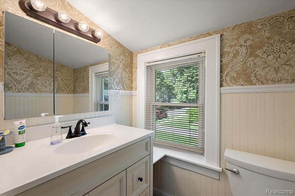 174 W Hollister Street