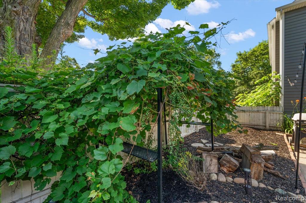 174 W Hollister Street