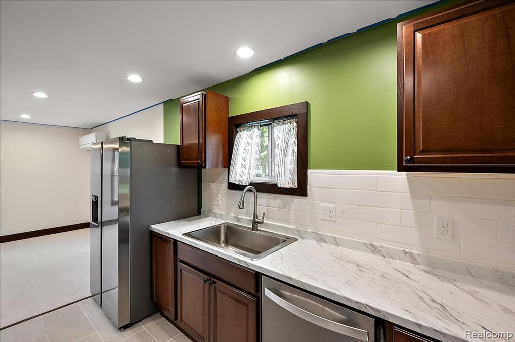 174 W Hollister Street