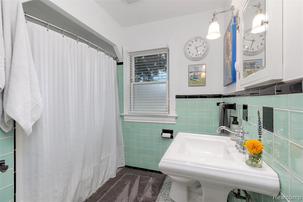 1823 Humphrey Avenue