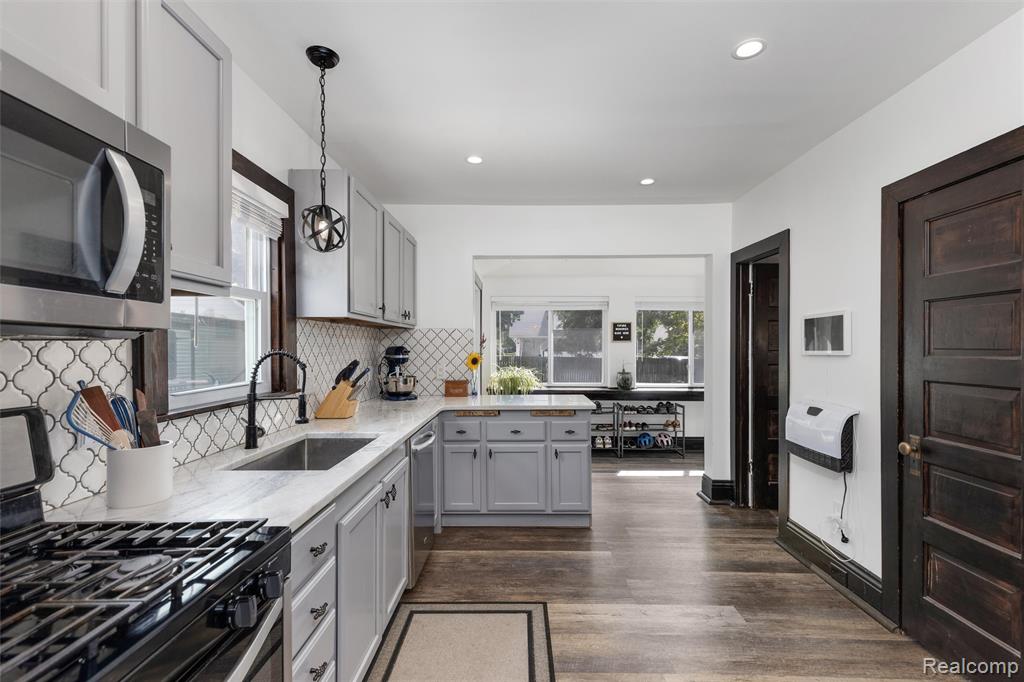 709 E Grand River Avenue