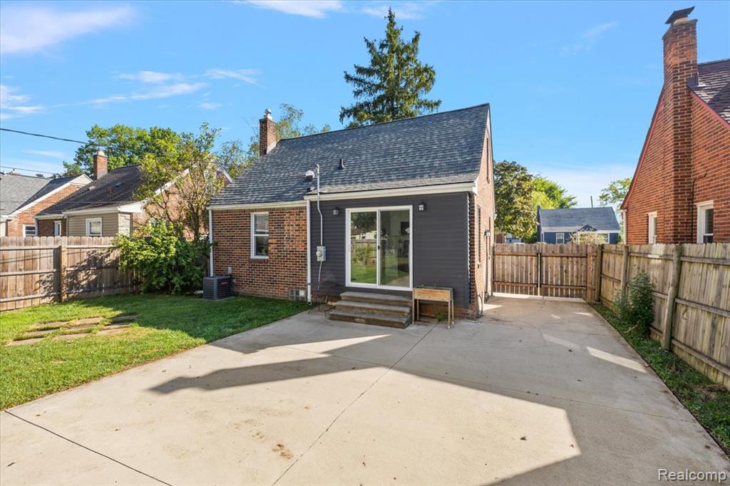 2907 N Altadena Avenue