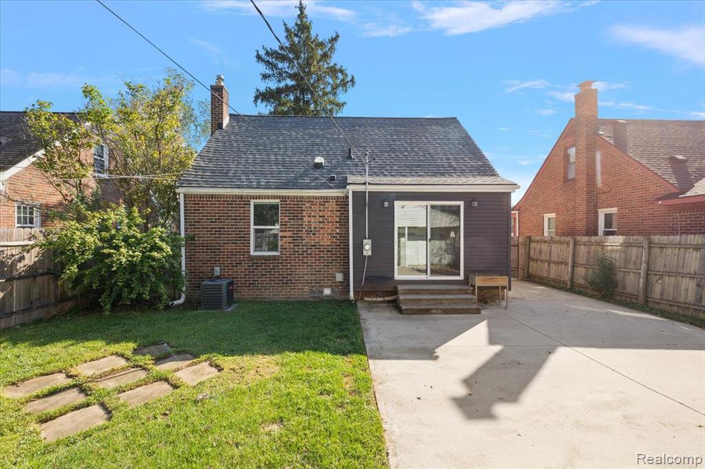 2907 N Altadena Avenue