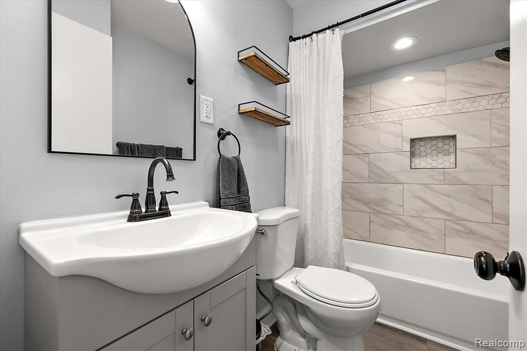 2907 N Altadena Avenue